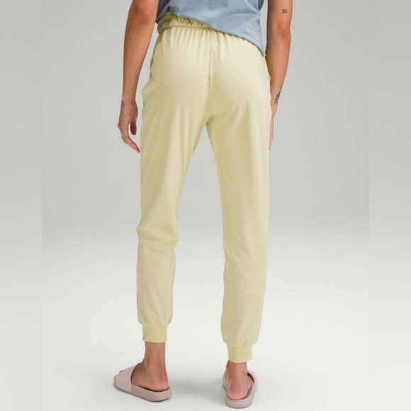 Lululemon Stretch High-Rise Jogger *Full Length
Finch Yellow Women’s Size 4 Run - Picture 3 of 11